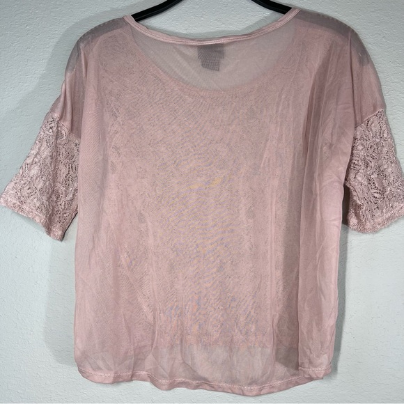 Daytrip Pale Pink Lace Overlay Short Sleeve Top - Picture 3 of 4